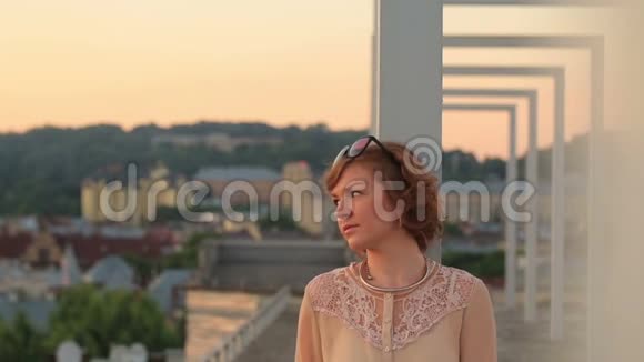 悲伤美丽时尚的年轻女子走在城市的桥上思考着生活视频的预览图