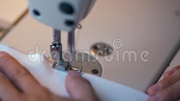 时尚设计工作室在白布上制作接缝的缝纫机视频的预览图