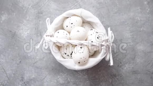 白色柳条篮子中白色传统点缀复活节彩蛋的组成视频的预览图