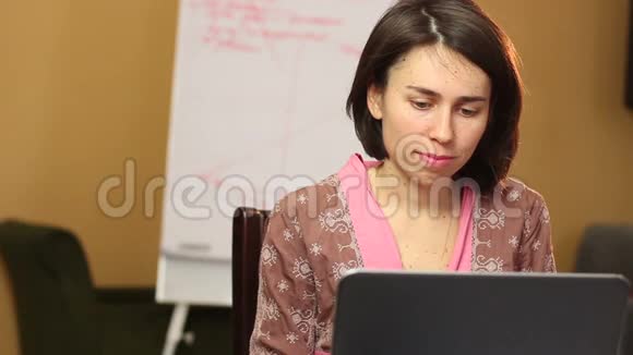 女性上网寻找商机自由职业者视频的预览图
