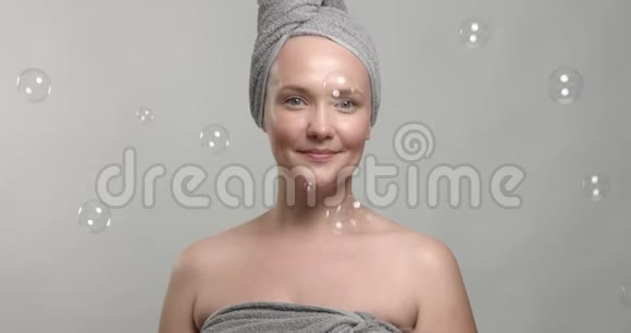 30的女人洗澡后用肥皂泡围着毛巾视频的预览图