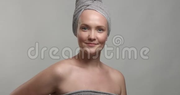 30的女人洗完澡拿毛巾看镜头视频的预览图