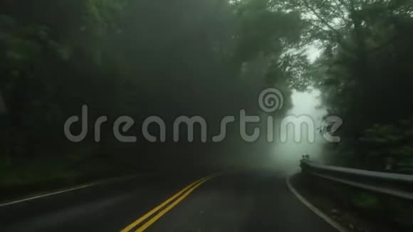 在浓雾中驾驶汽车恶劣的天气条件零可视性从小屋看视角视频的预览图