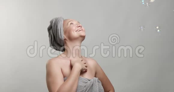 30的女人洗澡后用肥皂泡围着毛巾视频的预览图