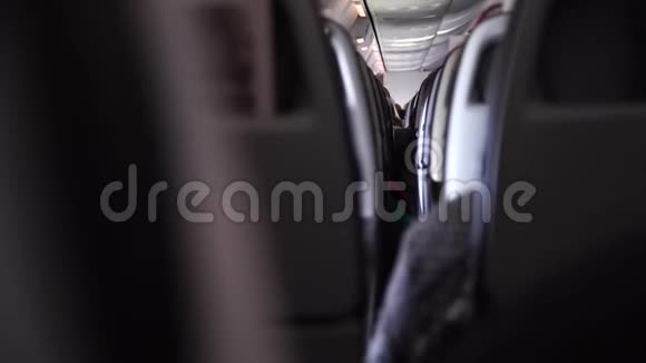 飞机内部有乘客在座位上因为湍流而震动视频的预览图