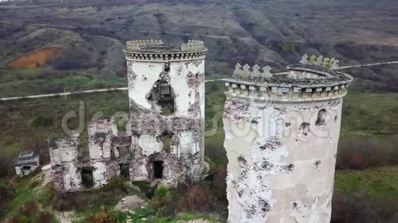 一只鸟切尔沃诺霍罗德城堡被毁的塔楼的视野乌克兰视频的预览图