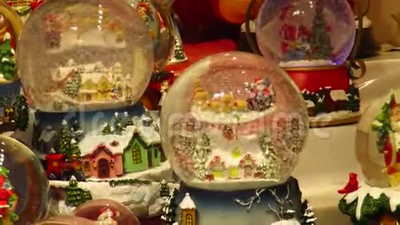圣诞市场上圣诞老人旋转的雪球视频的预览图