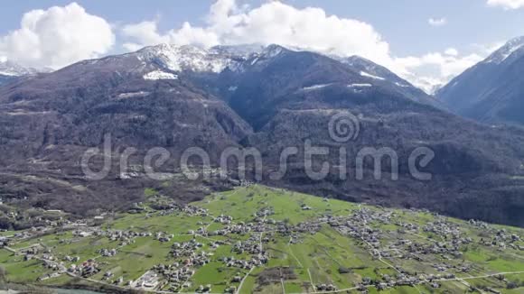 岁月流逝高山遍野积雪云雾缭绕城市绿草如茵视频的预览图