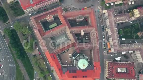 德国德累斯顿中心历史建筑的高空俯视图视频的预览图