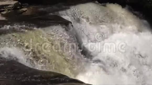 湍急的瀑布和大自然中的小河视频的预览图