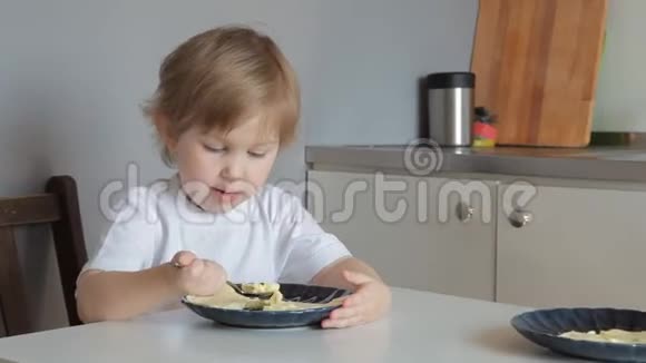 孩子们兄妹在厨房里吃煎蛋卷视频的预览图