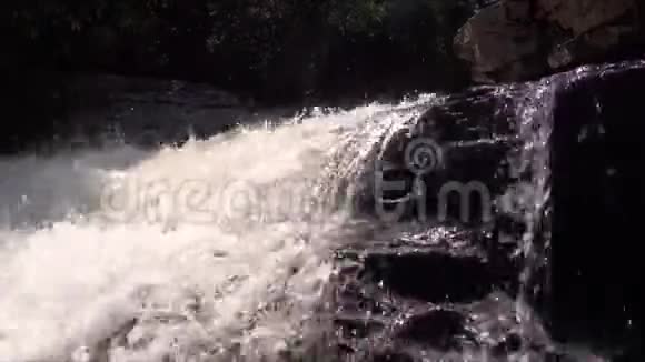 湍急的瀑布和大自然中的小河视频的预览图
