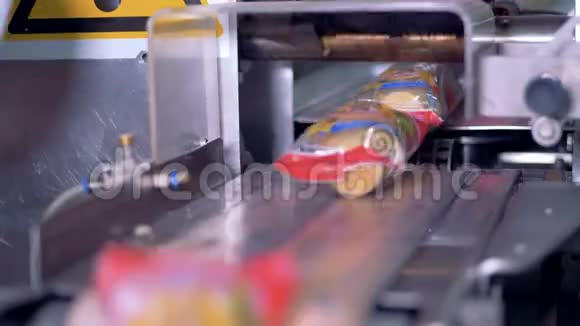 冰淇淋包装输送机在现代生产线上视频的预览图