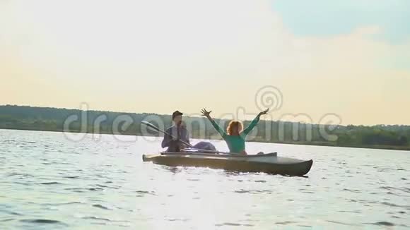 快乐的男朋友女朋友享受划船放松水视频的预览图