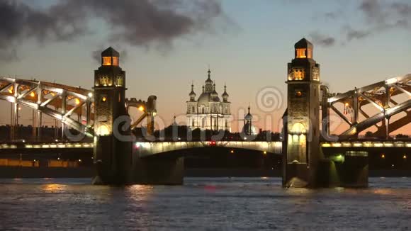 斯莫尼大教堂在布尔什克辛斯基桥晚上圣彼得堡视频的预览图