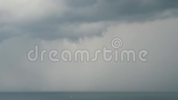 乌云笼罩着大海的闪电海上风暴视频的预览图