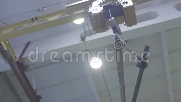 生产吊车厂房内的横梁视频的预览图