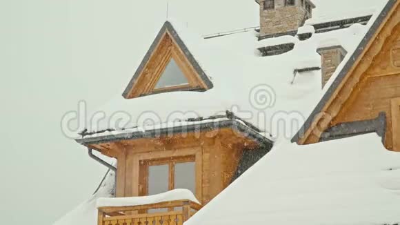 一个木制高地人房子和降雪的景色视频的预览图