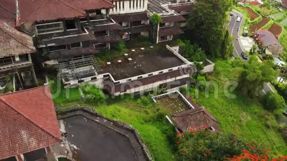 空中无人机视频年轻夫妇在废弃的酒店在贝杜古尔巴厘岛视频的预览图