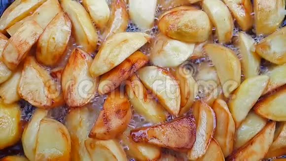 油锅中的土豆慢煎240fps视频的预览图