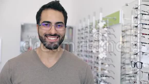 眼镜店光店戴眼镜的人视频的预览图