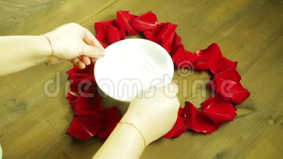 女孩在玫瑰花瓣中间放了一杯咖啡视频的预览图
