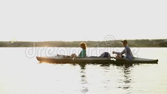 运动后在船上休息的年轻夫妇视频的预览图