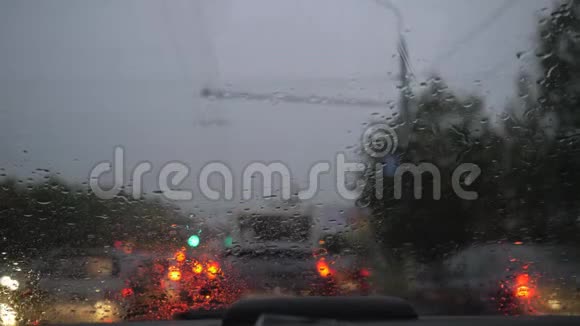 在挡风玻璃上工作汽车雨刷从车上看这辆车在交通中4K慢动作视频的预览图