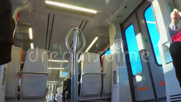 公共列车内部视频的预览图