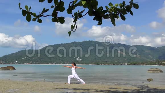 热带岛屿海上女子瑜伽练习视频的预览图