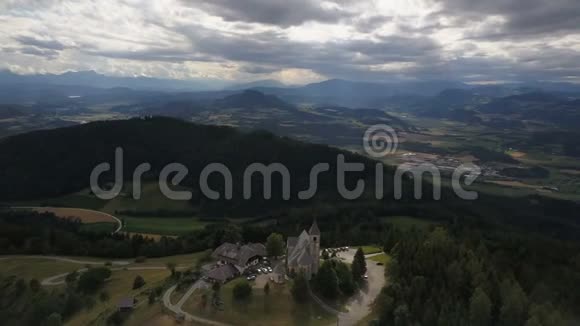 在山上的古教会周围飞行奥地利卡林西亚马格达伦斯堡的真实景色美丽的山脉视频的预览图
