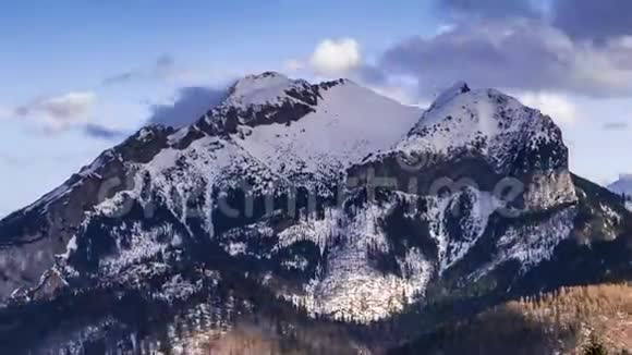 斯洛伐克塔特拉山上的哈弗兰峰景观延时视频50fps视频的预览图