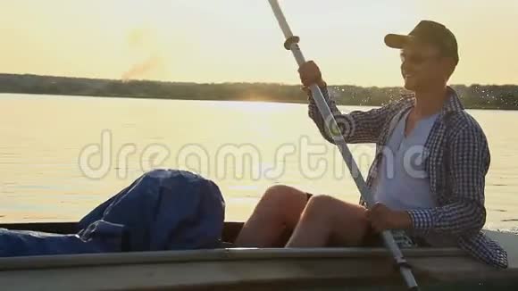 年轻的微笑男子皮划艇享受积极的休息度假视频的预览图