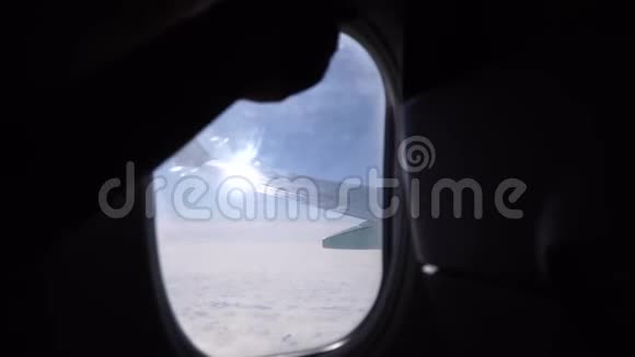 一只手打开和关闭飞机上的窗户舷窗视频的预览图