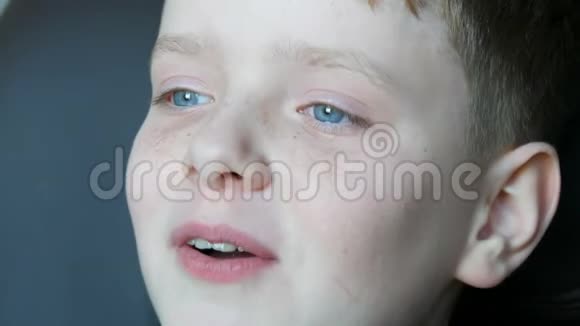 有蓝眼睛和雀斑的开朗金发男孩传染性真诚地笑到流泪视频的预览图