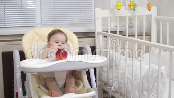 宝贝和一个漂亮的红苹果视频的预览图