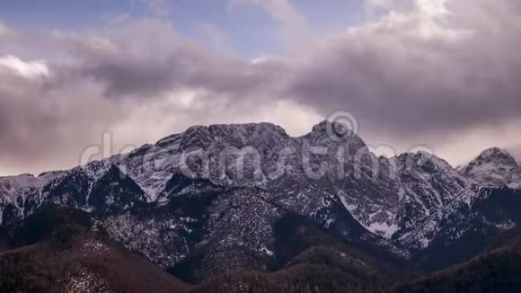 在波兰塔特拉山上观看Giewont山顶延时视频30fps视频的预览图