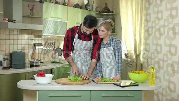 男人和女人切生菜视频的预览图