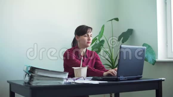妇女在办公室工作时吃面条视频的预览图