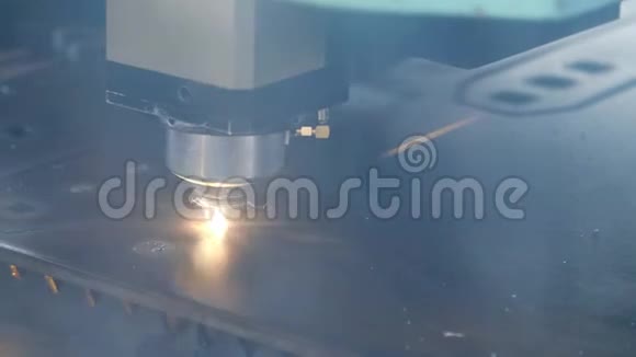 激光切割有火花的金属片工厂的工业设备视频的预览图