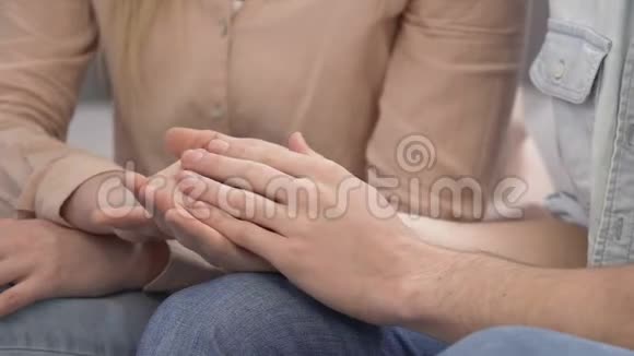 男生牵着他的女情人的手年轻夫妇的幸福视频的预览图