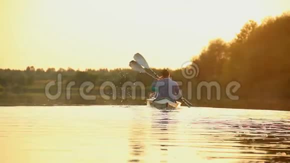 日落时活跃的情侣皮划艇健康的生活方式运动视频的预览图