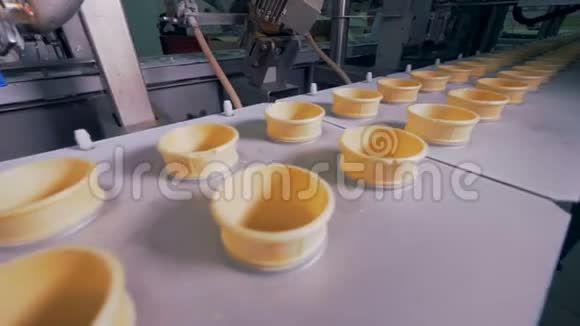 在产品线上填充带有冰淇淋的空晶圆锥视频的预览图