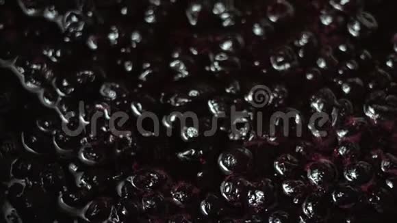 黑醋栗的甜果酱特写镜头慢锅视频的预览图
