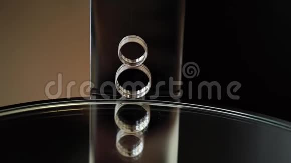 镜子背景上的两个结婚戒指视频的预览图