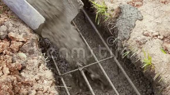 流动水泥在施工期间特写茅舍基础特写视频的预览图