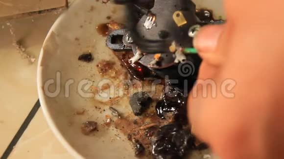 人焊接电线视频的预览图