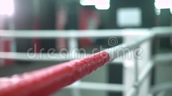 圣诞老人拳击手与红色绷带拳击手在戒指圣诞老人拳击手训练很努力视频的预览图