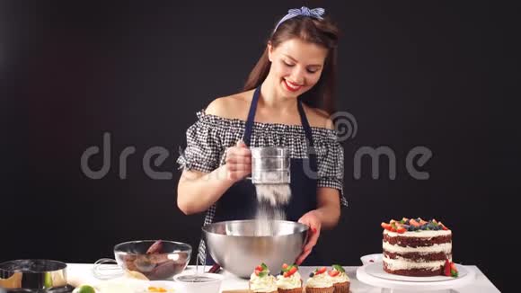 熟练的糖果师添加配料准备面团烘焙蛋糕视频的预览图