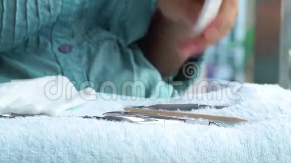 在家中修指甲时拿指甲档案的女人手法工具躺在毛巾上家居指甲及指甲护理视频的预览图